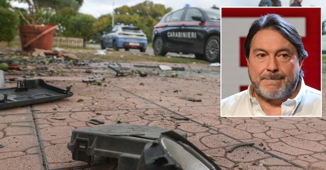 Nella foto combo, pezzi dell'automobile di Sigfrido Ranucci, giornalista e conduttore di Report, e quella di sua figlia, dopo l'esplosione, a Campo Ascolano, frazione di Pomezia (Roma) il 17 ottobre scorso e, nel riquadro, Sigfrido Ranucci.  ANSA ANSA