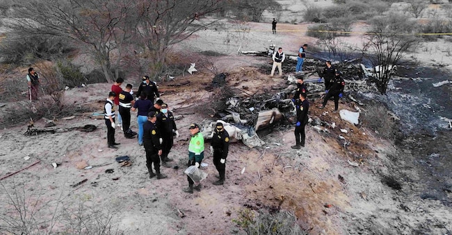 Police inspect the wreckage of a plane that crashed during a sightseeing flight carrying tourists over the Nazca Lines in Peru, Saturday, Aug. 1, 2026. (AP Photo/Genry Bautista) Notizie pubbliche australiane