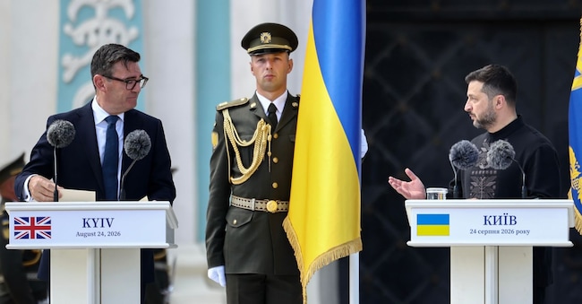 Il primo ministro britannico Andy Burnham con il presidente ucraino Volodymyr Zelenskiy durante la cerimonia per celebrare la 35esima Festa dell'Indipendenza dell'Ucraina  REUTERS
