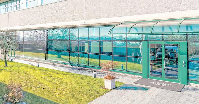 Multinazionale. Con sede principale a Osio Sotto (Bergamo), Alfaparf Milano è presente in oltre 130 Paesi con 11 stabilimenti produttivi, 30 filiali dirette e 3 centri di ricerca in Italia, Messico e Brasile