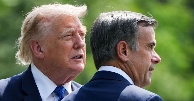 Il presidente degli Stati Uniti Donald Trump e John Ratcliffe, direttore della Central Intelligence Agency (CIA), rilasciano alcune dichiarazioni mentre si allontanano al termine di una riunione di gabinetto a Camp David, a Thurmont, nel Maryland (Stati Uniti), il 31 luglio 2026. REUTERS/Nathan Howard/Pool REUTERS