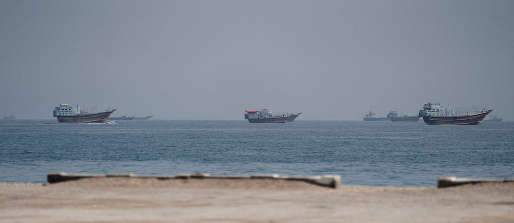 Navi nei pressi dello Stretto di Hormuz, viste dal Musandam, in Oman REUTERS