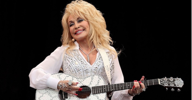 FOTO D'ARCHIVIO: La star americana della musica country Dolly Parton si esibisce sul Pyramid Stage a Worthy Farm, nel Somerset, durante il Festival di Glastonbury il 29 giugno 2014. REUTERS/Cathal McNaughton ( REUTERS