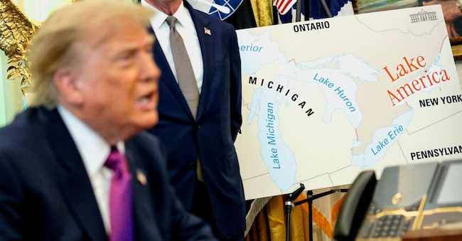 Il presidente degli Stati Uniti Donald Trump parla accanto a una mappa su cui è scritto "Lake America" mentre partecipa a un evento per firmare un ordine esecutivo che ribattezza il Lago Ontario come "Lake America" nello Studio Ovale della Casa Bianca a Washington, D.C., Stati Uniti, il 27 agosto 2026. REUTERS/Evan Vucci REUTERS