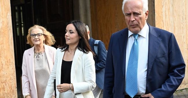 Il presidente della Regione Toscana, Eugenio Giani, con la sindaca di Siena, Nicoletta Fabio e la presidente della Provincia di Siena, Agnese Carletti (C), al termine dell'incontro al Mef col ministro Giorgetti, Roma, 25 agosto 2026.
ANSA/MAURIZIO BRAMBATTI ANSA