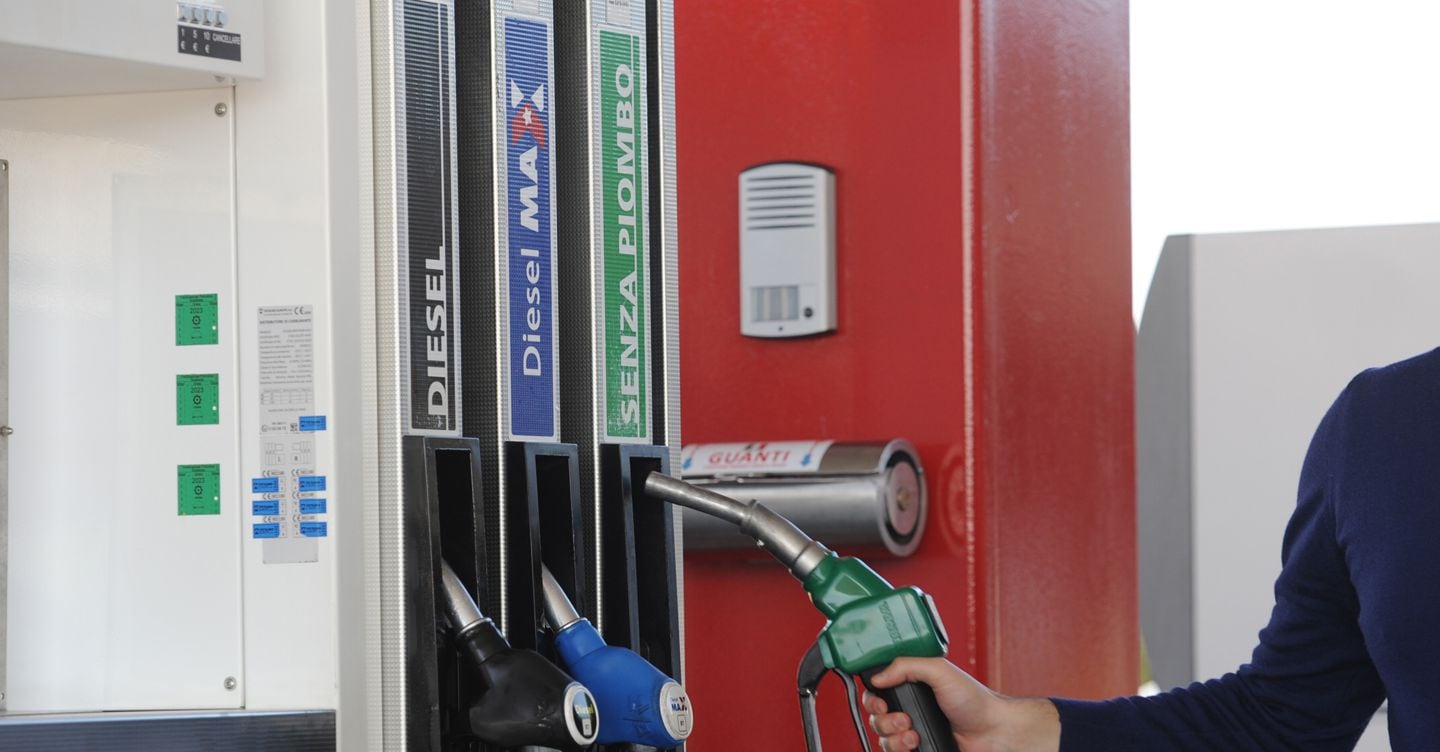 Gasolio Supreme oltre quota 3 euro in autostrada, benzina al top: oggi il Cdm per frenare il caro carburanti