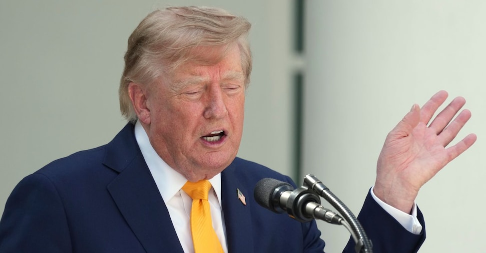 Trump verso revoca di 200mila visti. E la Corte Suprema limita il voto per posta Trump verso revoca di 200mila visti. E la Corte Suprema limita il voto per posta