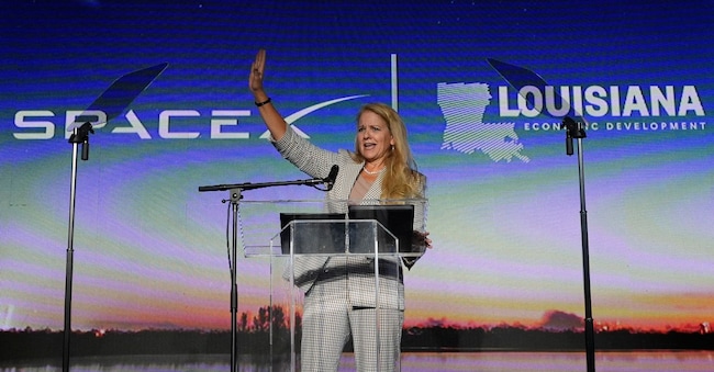 La presidente e direttrice operativa di SpaceX, Gwynne Shotwell, interviene durante un evento in cui è stato annunciato un accordo per la costruzione di un nuovo spazioporto SpaceX in Louisiana, martedì 25 agosto 2026, ad Abbeville, in Louisiana. (Foto AP/Gerald Herbert)     Associated Press / LaPresse Solo Italia e Spagna APN