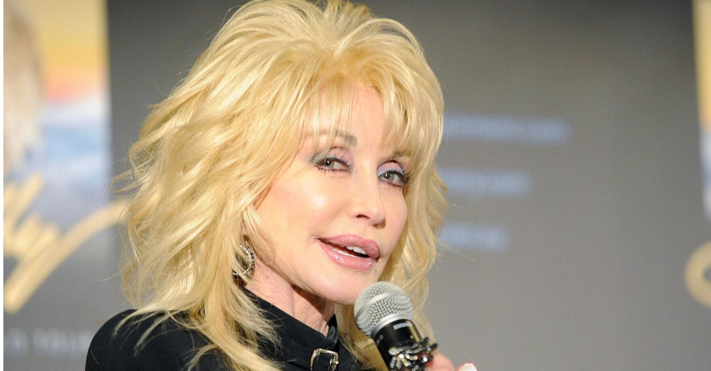 Addio a Dolly Parton, icona del country: la famiglia annuncia la morte a Nashville