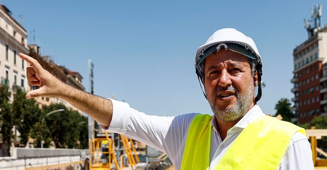 Il ministro delle Infrastrutture e Trasporti Matteo Salvini durante il sopralluogo tecnico presso il cantiere RFI del nodo ferroviario “Pigneto”, Roma, 11 agosto 2026. ANSA/ANGELO CARCONI ANSA