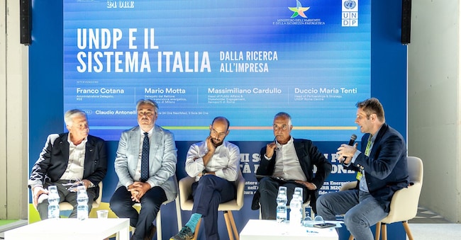 Da sinistra, Franco Cotana (amministratore delegato di RSE), Massimo Cardullo (Head of Public Affairs & Stakeholder Engagement di ADR), Duccio Maria Tenti (Head of Partnerships & Strategy, Undp Roma), Mario Motta (Delegato del Rettore per la transizione energetica al Politecnico di Milano) e Claudio Antonelli (Vice direttore 24Ore NextMed, Il Sole 24 Ore)