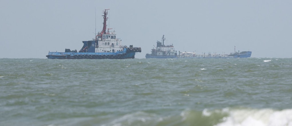 Navi nello Stretto di Ormuz visibili nei pressi della spiaggia di Bandar Abbas, in Iran, il 25 agosto 2026. Majid Asgaripour/WANA (West Asia News Agency) via REUTERS  via REUTERS