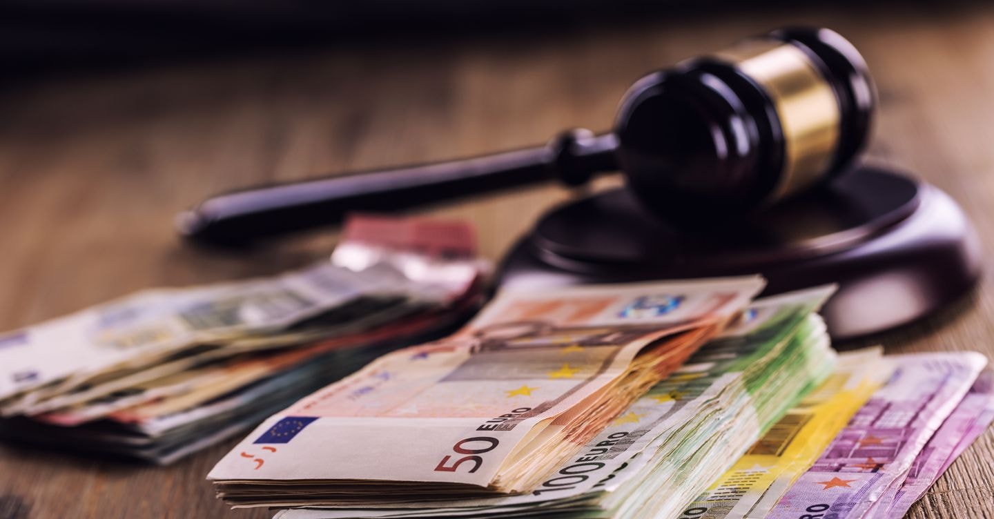 Chi sottrae soldi all’azienda può compensare il debito lavorando gratis in futuro