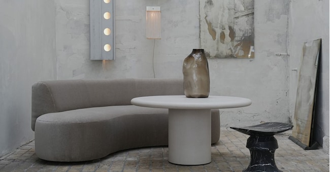 Un’area dello showroom con un mix eclettico di arte e arredamento, tra opere contemporanee e pezzi vintage. (COURTESY RUE VERTE)