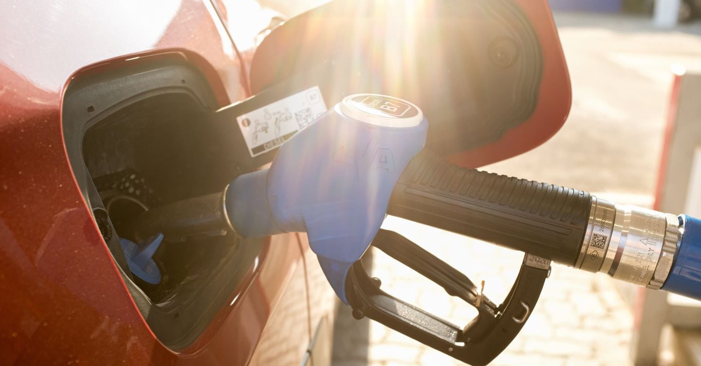 Carburanti, cosa sono gli extraprofitti, quanto valgono e qual è la posizione del governo e della Ue