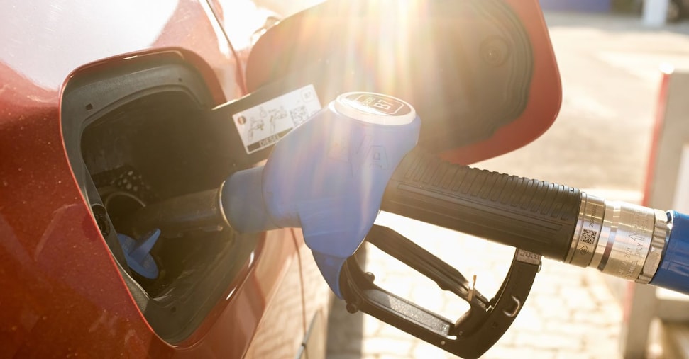 Carburanti, cosa sono gli extraprofitti, quanto valgono e qual è la posizione del governo e della Ue