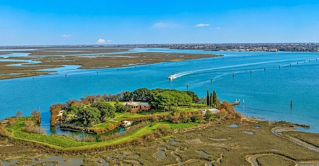Nella suggestiva laguna di  Venezia, si presenta un'occasione di acquisto unica e rara: l'intera  Isola di Crevan. Con i suoi 5700 mq di estensione, questa oasi privata  vanta un fortino napoleonico restaurato di 215 mq, giardini idilliaci e  due attracchi per barche. L’isola si trova nella posizione più affascinante della laguna di Venezia, all'estremità sudorientale della  palude di Burano e alla confluenza del canale di Crevan, offrendo una  vista spettacolare su Venezia, Murano e Burano che rende questa  proprietà un tesoro senza paragoni, Venezia 25 agosto 2026.   (Ufficio Stampa Lionard Luxury Real Estate / Foto diffusa dall’Ufficio Stampa tramite ANSA)