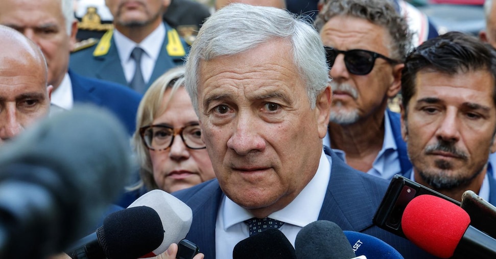 Tajani: il governo non si infili nel risiko bancario, il mercato è sovrano. «Contrarissimo a tasse sugli extraprofitti»