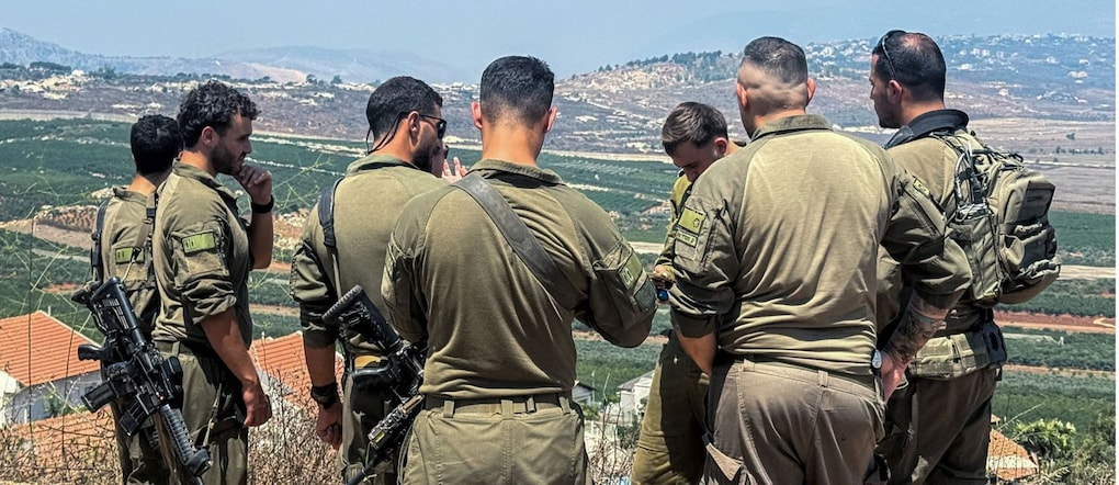 Soldati israeliani guardano verso il Libano da un punto panoramico al confine tra Israele e Libano, il 21 agosto 2026. Foto scattata con un cellulare. REUTERS/Avi Ohayon REUTERS
