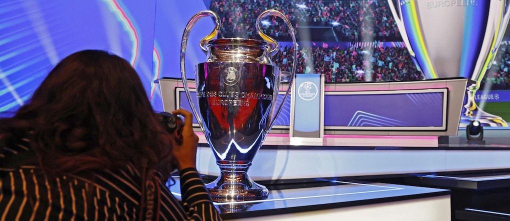 epa13194673 Il trofeo della Champions League è esposto sul palco prima del sorteggio della fase a gironi della UEFA Champions League 2026/27 al Grimaldi Forum di Monaco, il 27 agosto 2026.  EPA/SEBASTIEN NOGIER EPA