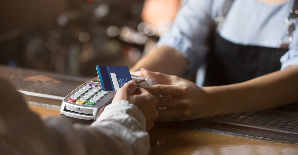Pos, boom del contactless: ma il contante resta lo strumento più utilizzato nei negozi