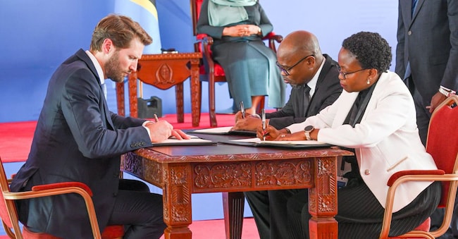 Un rappresentante di Vitol Bahrain (sinistra), Yoweri Kaguta Museveni e la presidente tanzaniana Dr. Samia Suluhu (destra) x.com