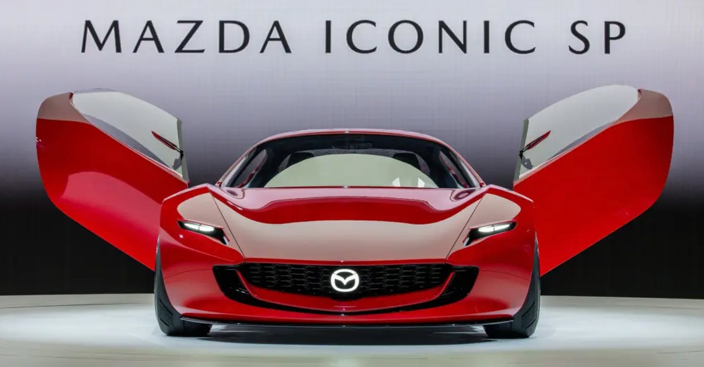 Mazda, brevetto per porte ad apertura verticale. Nuova MX-5 in arrivo?