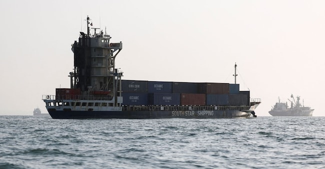 Una porta container nello stretto di Hormuz nei pressi della spiaggia di  Bandar Abbas via REUTERS