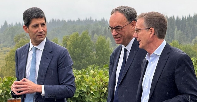 Kevin Warsh (a sinistra) a Jackson Hole con Tiff Mackleme e Andrew Bailey, governatori di Canada e Inghilterra REUTERS