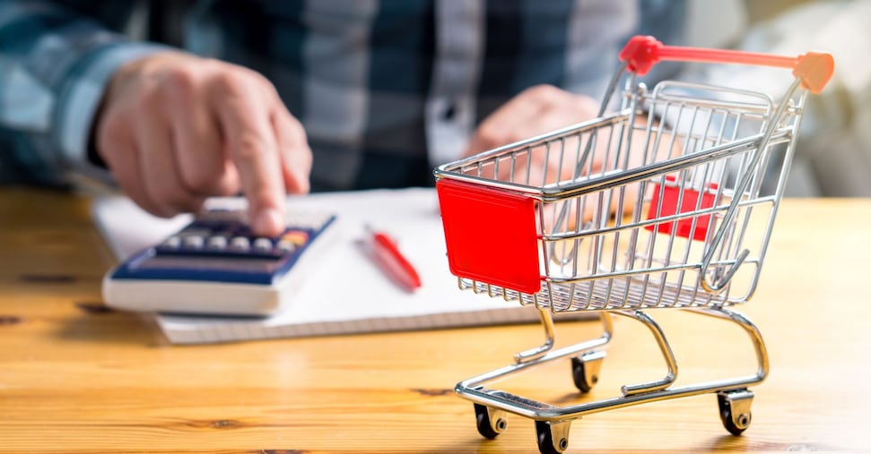 Altroconsumo, risparmi da 3.790 euro l’anno scegliendo insegna e prodotti