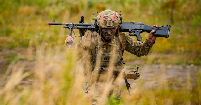 Un soldato in occasione dell’esercitazione Nato, Eagle Spearhead,  che si è tenuta a Cincu in Romania APN
