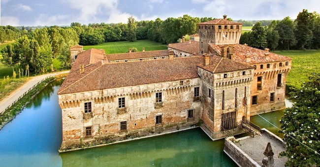 Castello di Padernello nella Bassa Bresciana