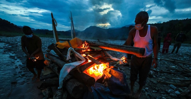 La pira funebre di Prabita Roila, 32 anni, morta nell’inondazione che lo scorso 26 agosto ha colpito il Nepal REUTERS