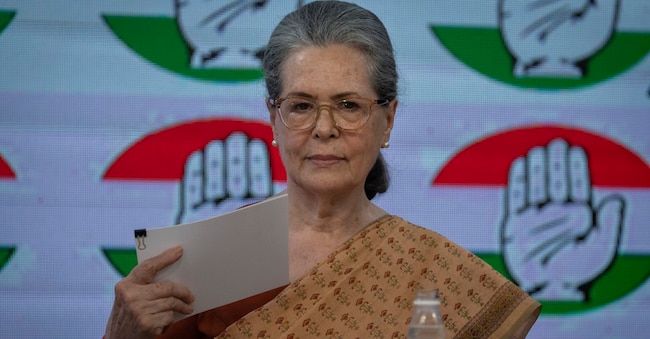 La leader del Partito del Congresso Sonia Gandhi  durante una conferenza stampa presso la sede del partito a Nuova Delhi, in India, martedì 4 giugno 2024.  (AP Photo/Altaf Qadri)