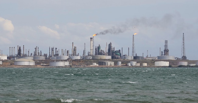 La raffineria di petrolio di Amuay è in funzione a Los Taques, in Venezuela.   (Foto AP/Matias Delacroix)