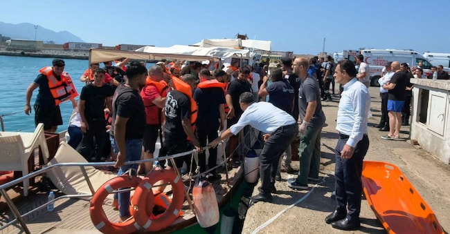 I sopravvissuti raggiungono la riva dopo essere stati tratti in salvo dal mare in seguito al ribaltamento di un’imbarcazione al largo di Kyrenia, nel nord di Cipro, il 30 agosto 2026. REUTERS/Stringer     IMMAGINI DEL GIORNO DI TPX REUTERS