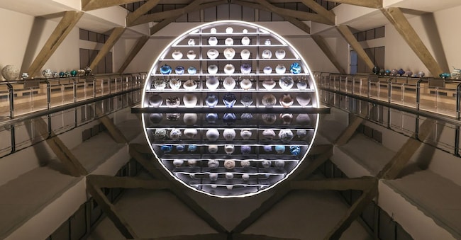 L’installazione A Full Moon Rising, nell’ex piscina della Fondazione Giorgio Cini. ©Sophia Bennett ©Michelangelo Foundation