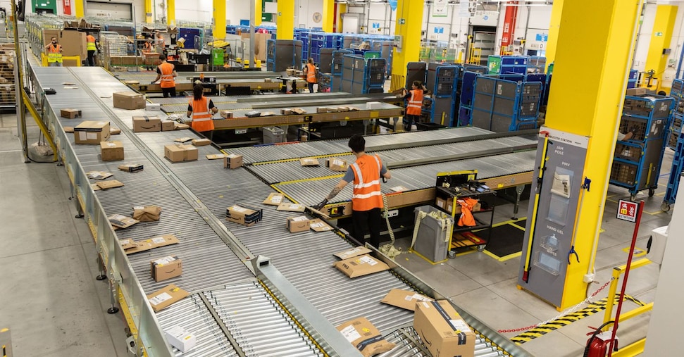 Amazon, in 15 anni investiti in Italia oltre 30 miliardi di euro Amazon, in 15 anni investiti in Italia oltre 30 miliardi di euro