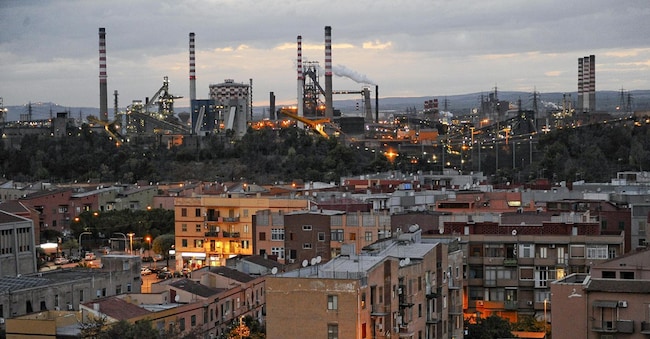 Polo siderurgico. Una veduta dello stabilimento ex Ilva di Taranto e dell’adiacente quartiere Tamburi.
 (ANSA / Ciro Fusco)