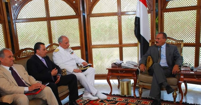Nella foto scattata nel 2010, da sinistra, Pier Francesco Guarguaglini (allora presidente di Finmeccanica), Arhab Mohamed Al Sarhi, il comandante della Guardia Costiera e il presidente dello Yemen, Ali ’Abdallah Saleh
