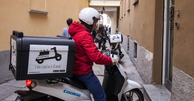 Winelivery: consegna vino a domicilio (Foto LaPresse -Stefano De Grandis)