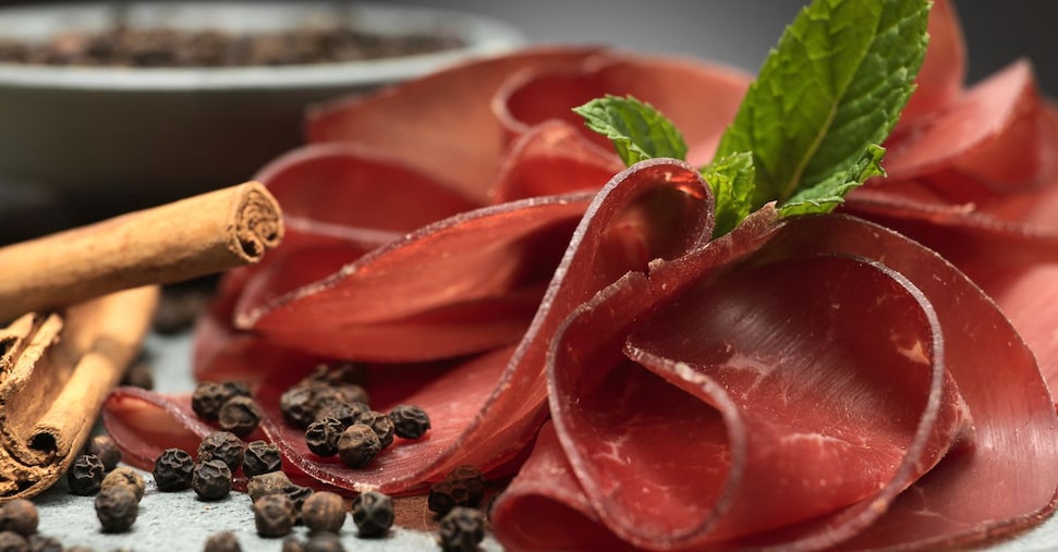 Stop import di carne dal Brasile: allarme costi e forniture per la Bresaola