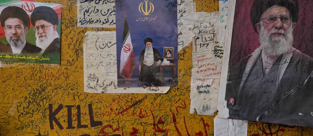 Accanto alle foto della Guida Suprema iraniana, l’Ayatollah Mojtaba Khamenei (a sinistra), e di suo padre, il defunto leader supremo ayatollah Ali Khamenei, su una barricata eretta nella strada che conduce al complesso residenziale dove l’ayatollah Ali Khamenei è stato ucciso durante l’attacco sferrato da Stati Uniti e Israele il 28 febbraio, a Teheran, in Iran, lunedì 31 agosto 2026. (Foto AP/Vahid Salemi)      Associated Press/ LaPresse Solo Italia e Spagna APN