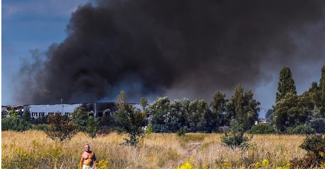 Il fumo dopo un attacco nei dintorni di Kiev   EPA/SERGEY DOLZHENKO EPA