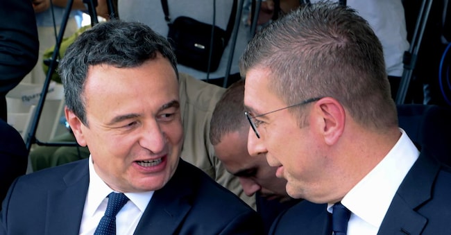 Il primo ministro della Macedonia del Nord, Hristijan Mickoski (sinistra) e il primo ministro kosovaro, Albin Kurti.  EPA