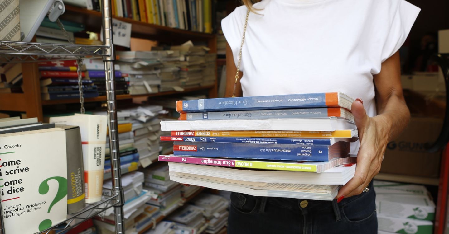 Scuola, i libri costano di più ma la spesa per le famiglie scende. Ecco perché Scuola, i libri costano di più ma la spesa per le famiglie scende. Ecco perché