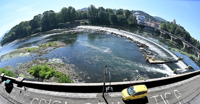 Fiume Po in secca ai Murazzi e terreni agricoli aridi dopo il caldo torrido, Torido, 8 luglio 2026. ANSA/ ALESSANDRO DI MARCO ANSA