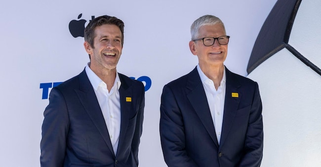 John Ternus (S) e Tim Cook (D). EPA/JILL CONNELLY EPA