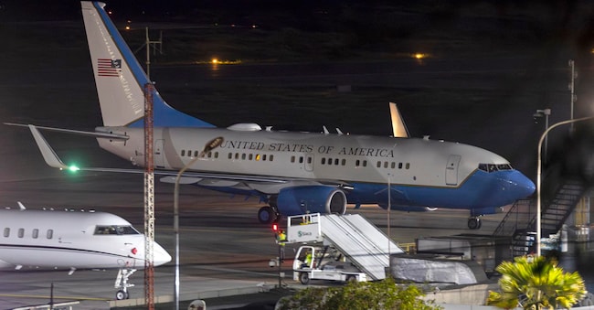 Un aereo con a bordo il segretario all’Energia degli Stati Uniti Chris Wright è fermo sulla pista dell’aeroporto internazionale Simon Bolivar di Maiquetia, in Venezuela, il 1° settembre 2026. Wright è giunto in Venezuela per firmare un nuovo accordo per la società energetica statunitense Chevron nella fascia petrolifera dell’Orinoco.  EPA/MIGUEL GUTIERREZ EPA