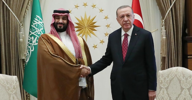 Una foto fornita dall'ufficio stampa della Presidenza turca mostra il presidente Recep Tayyip Erdogan (a destra) e il principe ereditario saudita Mohammed bin Salman (a sinistra). (EPA)